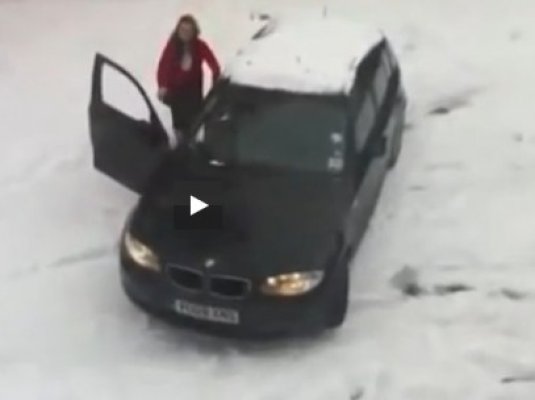 Dacă rămâneţi cu maşina înzăpezită, SĂ NU FACEŢI ca şoferiţa asta! A luat cea mai proastă decizie!